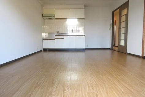 ロイヤルヒル守山【2階】の居間