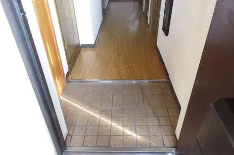 ロイヤルヒル守山【2階】の玄関