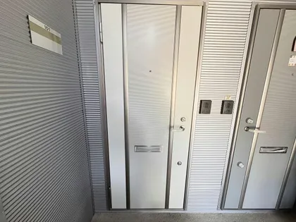 フレンドパークNANAE【101号室】の玄関