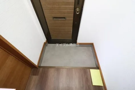 サンピア 3丁目館【302号室】の玄関