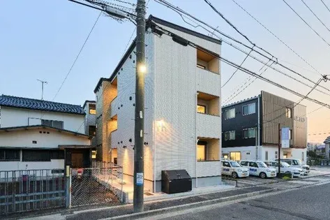 シャンブル高畑【1階】の外観