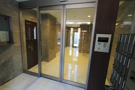 ウエストアヴェニュー【2階】の玄関