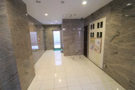 ウエストアヴェニュー【2階】の玄関