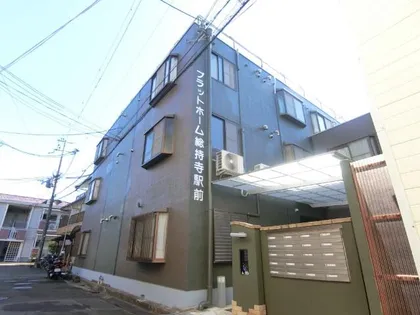 プラットホーム総持寺駅前【2階】の外観