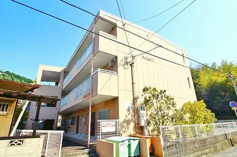 バルビゾン【2階】の外観