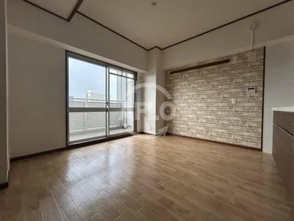 高見フローラルタウンイーストスクエア27【4階】の居間