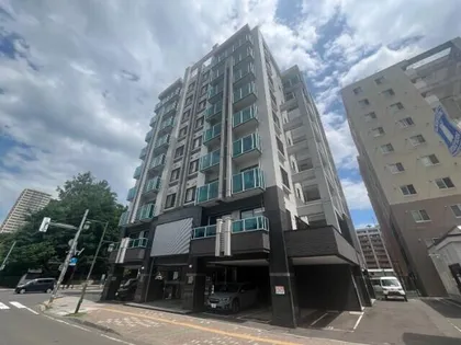 ノヴァ知事公館前の画像