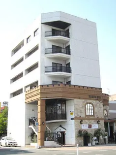 白亜ビルの画像