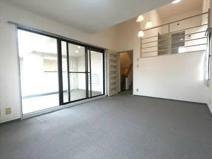 フローラ観音林【2階】の居間