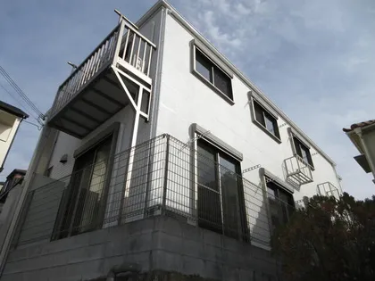 ホワイトベアード【2階】の外観