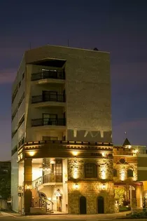 白亜ビルの画像