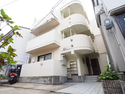 ファーストマンション【3階】の外観