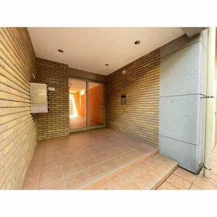 アンバーサルM【2階】の玄関