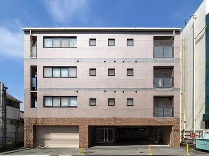 アベール クガの画像