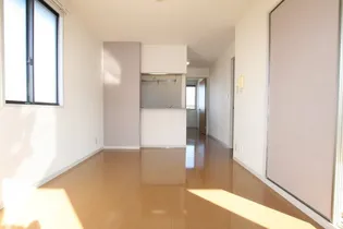 YMハイツ A棟【102号室】の居間