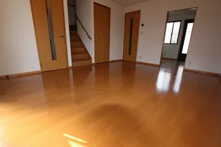 アヴァンティ・ラルバ【102号室】の居間