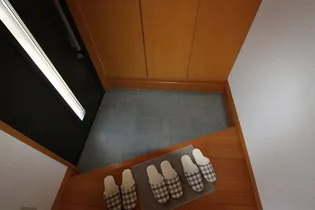 アヴァンティ・ラルバ【102号室】の玄関