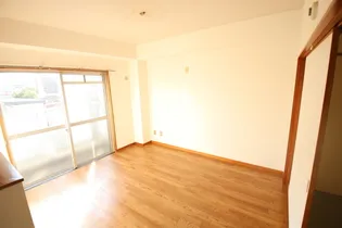 パルコ長和島【107号室】の居間