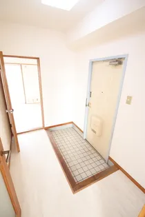 パルコ長和島【405号室】の玄関