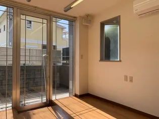 プリモローザM【1階】の居間