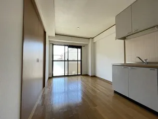 ラシュレ・ウエスト六甲【4階】の居間