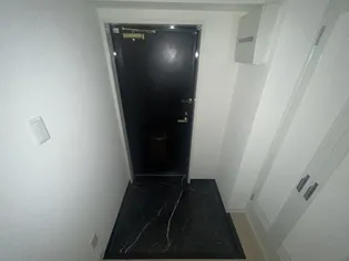 ロイヤルメゾン岡本3【1階】の玄関