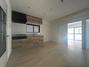 ロイヤルメゾン岡本3【1階】の居間