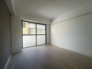 ロイヤルメゾン岡本3【1階】の寝室