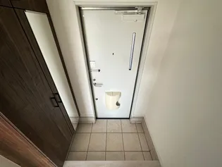 KARIN上沢の玄関