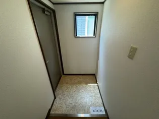 クレスト羽坂【2階】の玄関