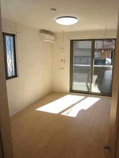 ジャルダン南【1階】の居間