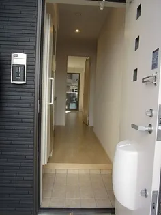 ジャルダン南【1階】の玄関