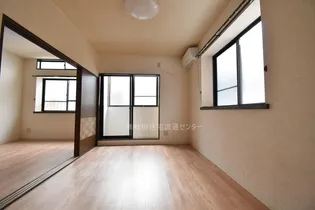 グランデール拾参番館【103号室】の居間