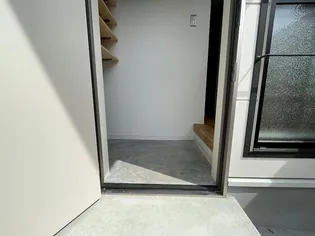 リノリノアパートメント五日市【1階】の玄関