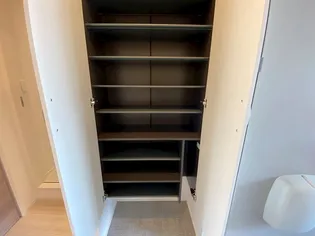 フローラル五月が丘 B棟【102号室】の玄関