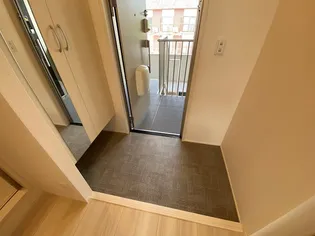 フローラル五月が丘 B棟【102号室】の玄関