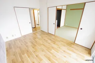 ニュー江坂ハイツ【1階】の居間