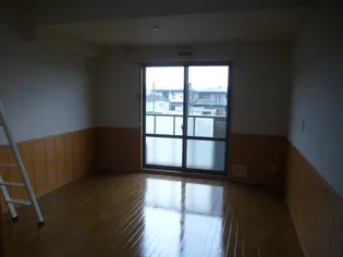 イル・ソーレ春日【202号室号室】の居間