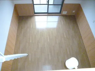 イル・ソーレ春日【202号室号室】の居間