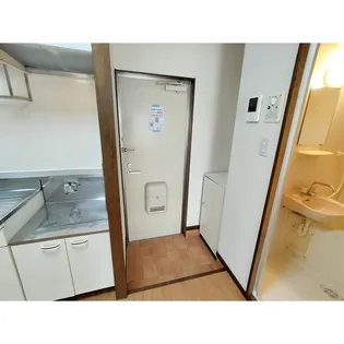 Surplus One MARUI【1階】の玄関