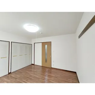 Surplus One MARUI【1階】の居間