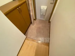 エーデル雲雀丘 二番館【2階】の玄関