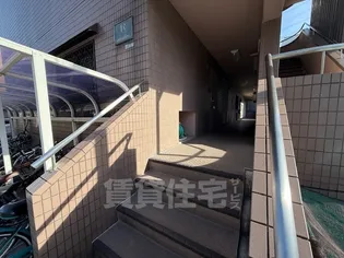 アールマンション堺【1階】の玄関