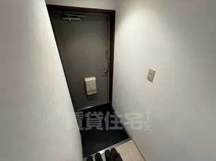 アールマンション堺【1階】の玄関