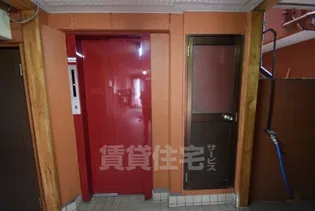 セラ天下茶屋【1階】の玄関