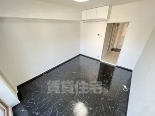 エヌエムドゥーズ【2階】の居間