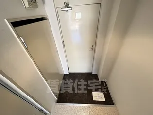 エヌエムドゥーズ【2階】の玄関