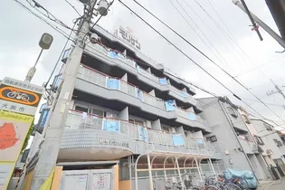 ロータリーマンション上新庄【1階】の外観