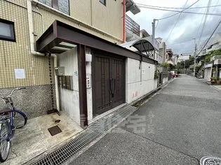 パラツィーナエスタ仁川【2階】の玄関