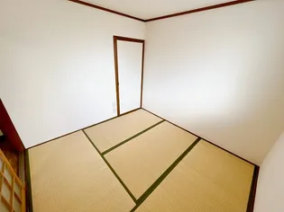 由上ビル【202号室】の寝室